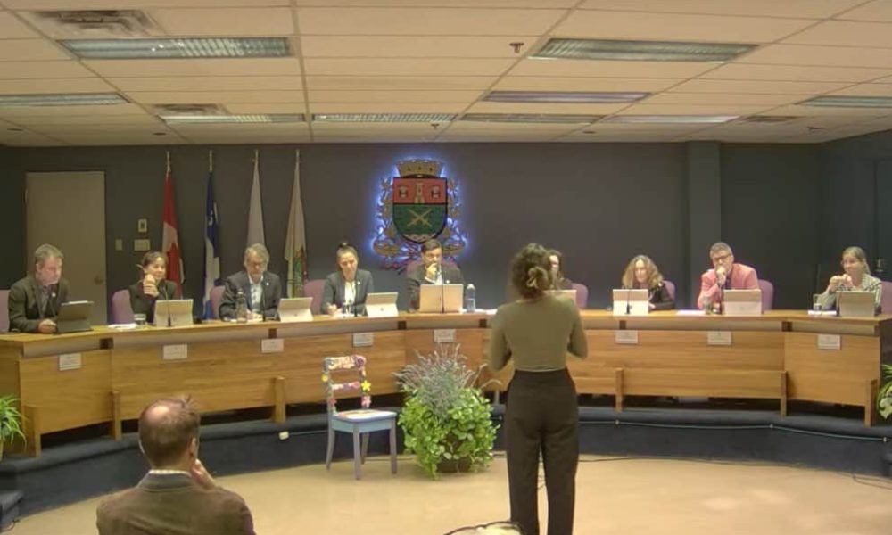La directrice d'un CPE a plaidé sa cause devant le conseil municipal de La Prairie. Photo: Capture d'écran