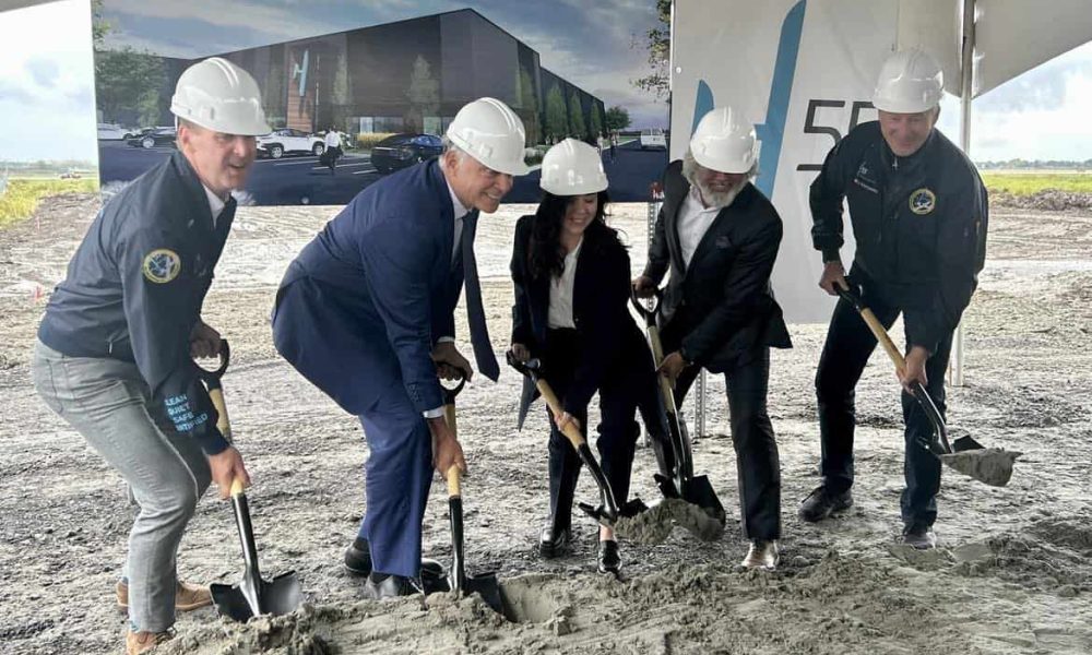 Catherine Fournier, entourée des dignitaires d'H55, pour la première pelletée de terre officielle des travaux. Photo: Éloïse Robert