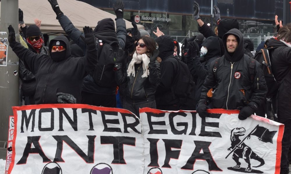 manifestation,calme,violence,policière,Longueuil,brutalité,journée,bureaux,balle,intervention,bâtiment,police,ligne,sécurité,masques,rassemblement,justice