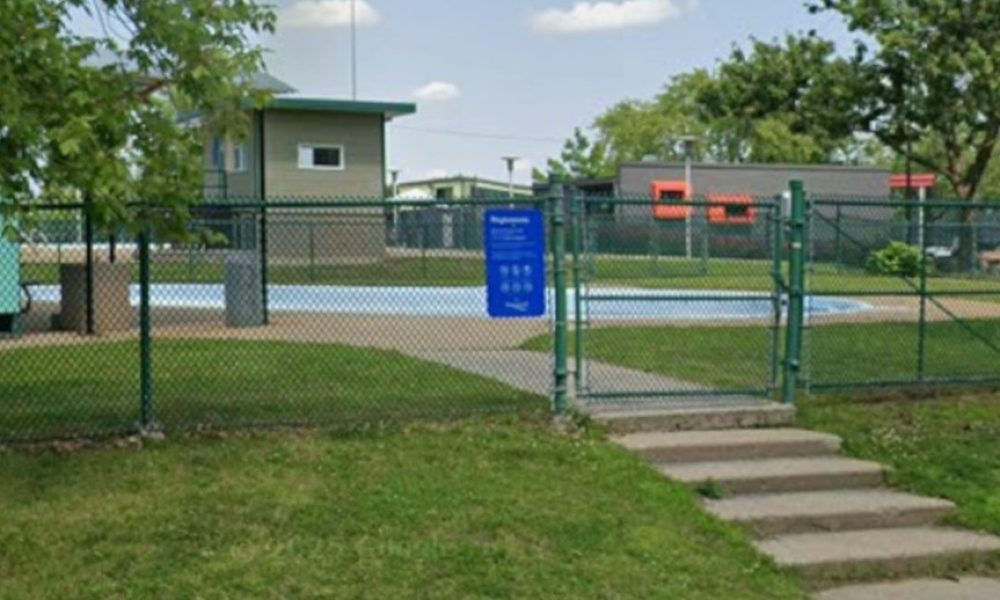 fm1033,ville,Longueuil,piscine,chalet,parc,Laurier,état,installations,normes,population,couloirs,travaux,bassin,placette,promenade,services,projet,construction