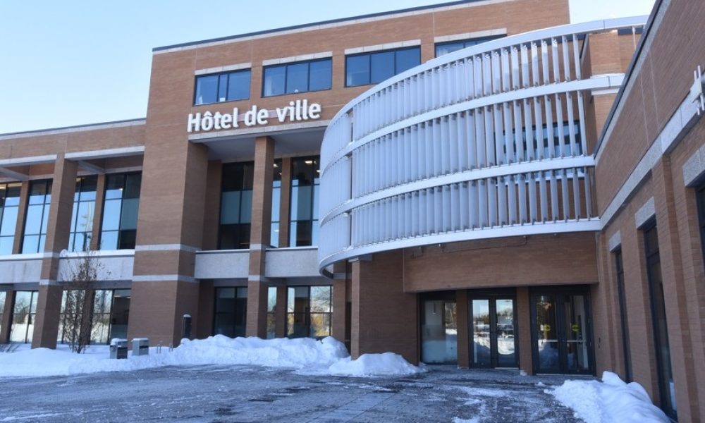 Brossard,fm1033,conseil,taxe,budget,adopté,hausse,résidence,valeur,compte,complexe,gestion,revenus,dépenses,terrains,moitié,municipale