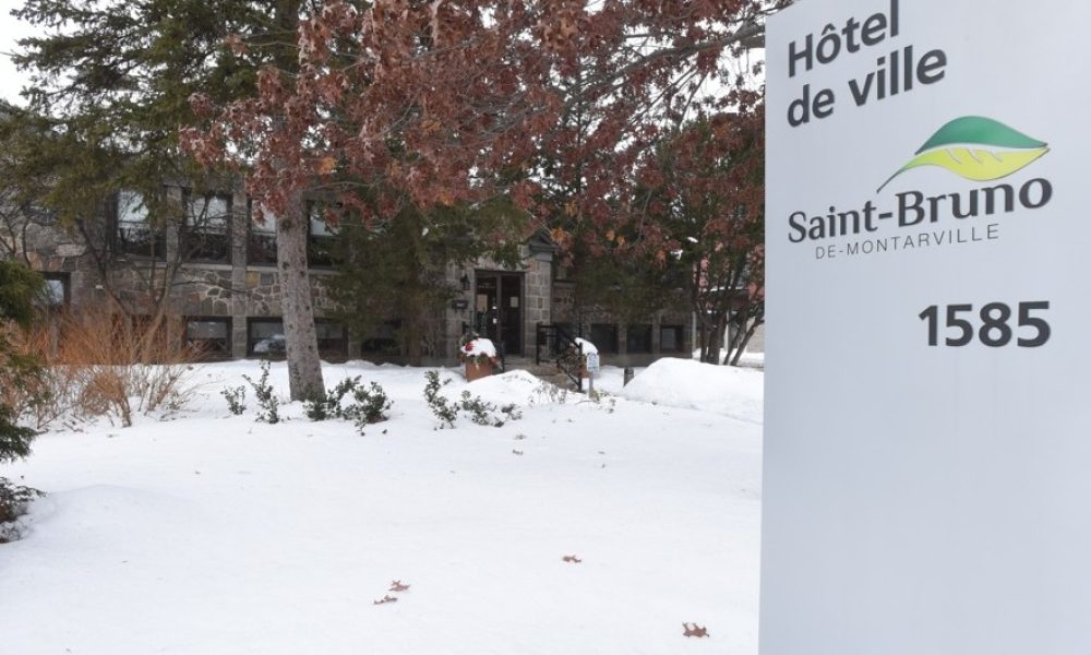 fm1033,Saint-Bruno,hôtel,ville,amiante,portes,compter,années,employés,boulevard,travaux,services,taxes,risque,bâtiment,direction,santé,présence,surfaces,lieux,municipale