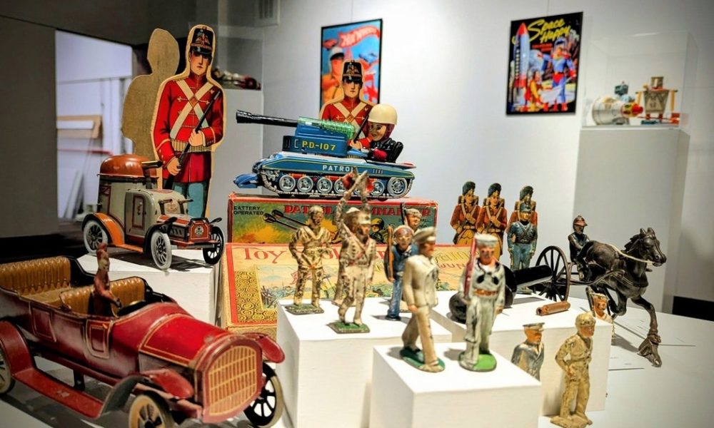 passionnés,collectionneurs,fm1033,collection,jouets,ancien,historique,Brossard,présents,galerie,objets,exposition,époque,but,public,salle,vitrines,histoire,thème