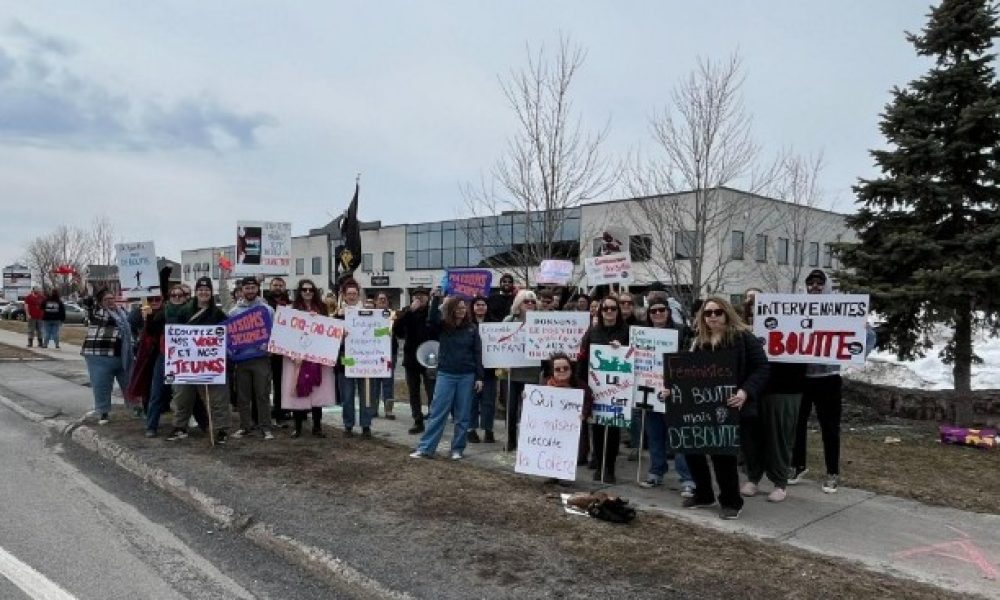 journaliste,mouvement,grève,manifesté,bureau,député,financement,besoins,organismes,présence,policière,groupe,local,parole,mesure,assurer,population,payer,subventions