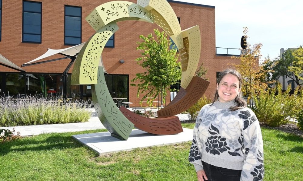 Brossard,oeuvre,mètres,hauteur,ville,sculpture,centre,boulevard,pièce,cercle,mains,ville,mairesse,collection,intérieur,volonté,sentiment