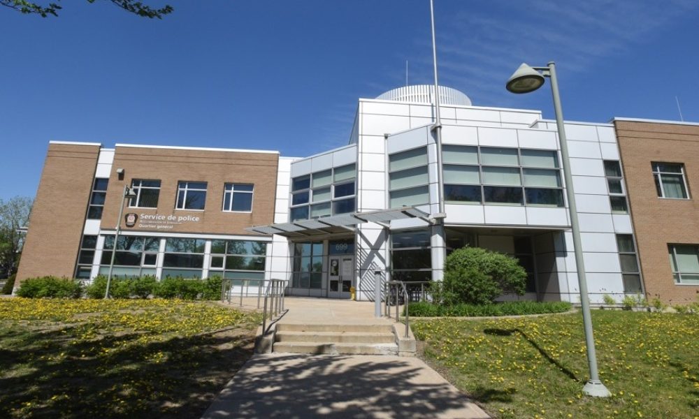 Longueuil,sécurise,police,poste,ville,travaux,boulevard,dépense,investir,emprunt,fonds,roulement,risques,projet,examen,bâtiment,accès,lecteurs,protection,public,cours