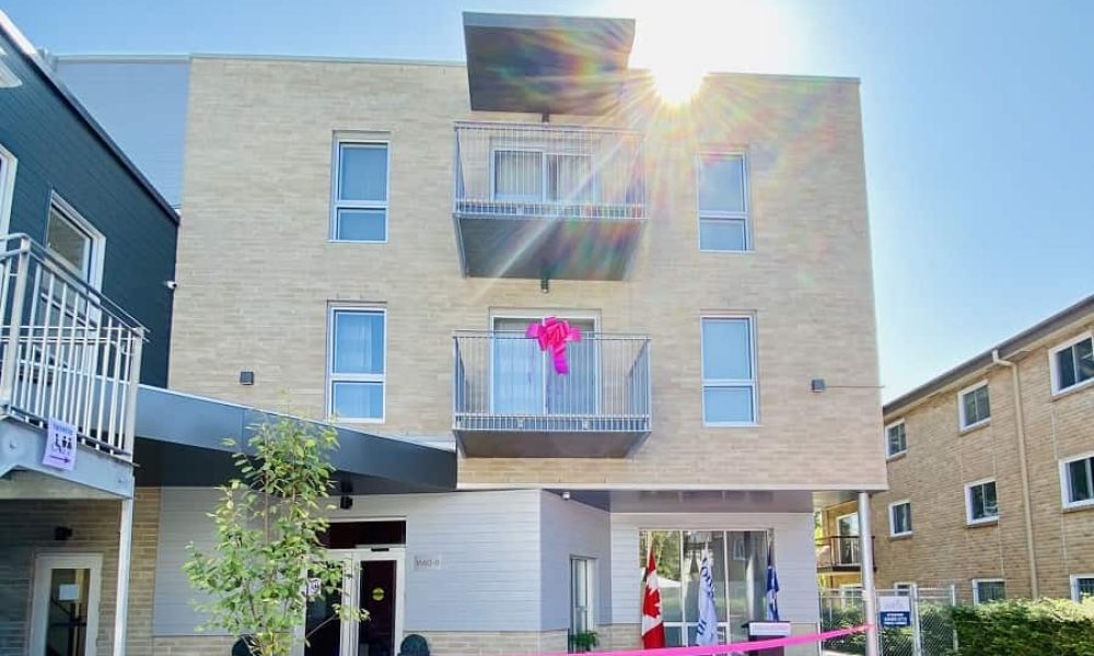 L'Habitation Les Chrysalides à son inauguration. Photo: Facebook de la Société d'habitation du Québec (SHQ)