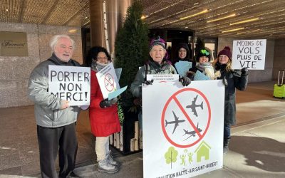 Une poignée de citoyens manifestent devant le Fairmont Reine Elizabeth pour dénoncer les effets de serre que vont entraîner, disent-ils, les projets de développement de l’aéroport Montréal – Saint-Hubert.