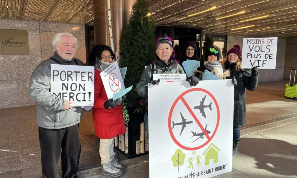 Une poignée de citoyens manifestent devant le Fairmont Reine Elizabeth pour dénoncer les effets de serre que vont entraîner, disent-ils, les projets de développement de l’aéroport Montréal – Saint-Hubert.