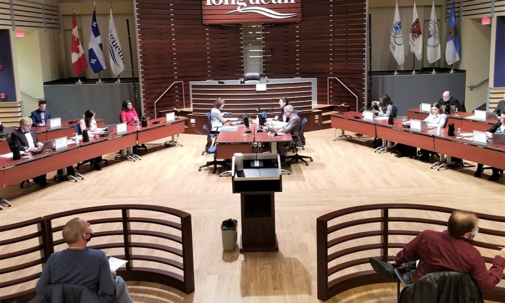 Les citoyens ont rempli l’hôtel de ville de Longueuil, le soir de la première séance publique des nouveaux élus. Photo : Katina Diep