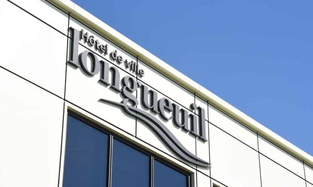 Un citoyen accuse Longueuil de ne pas révéler certains salaires