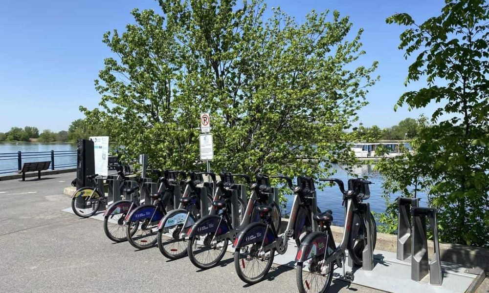 Vélos BIXI installés dehors