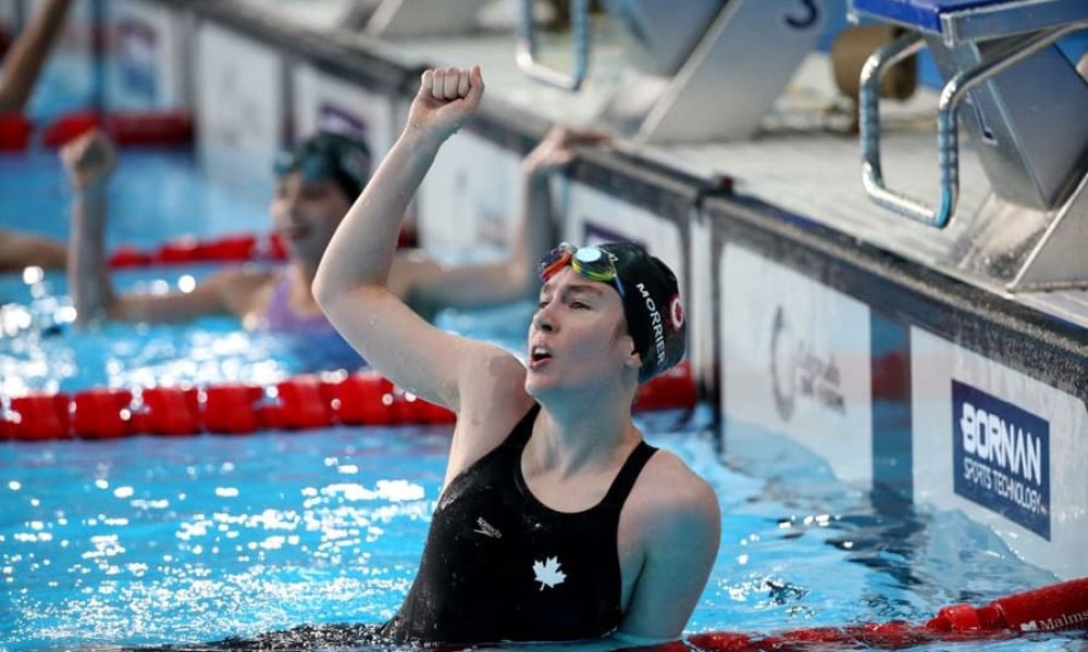Nageuse dans une piscine olympique