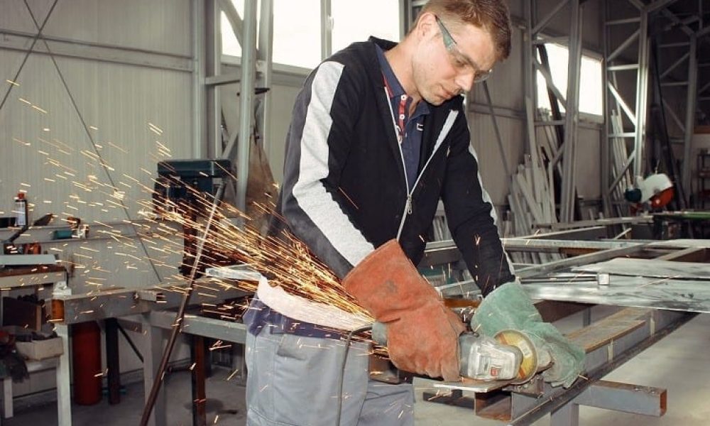 Les entreprises manufacturières ont besoin de soudeurs et de mécaniciens. Photo : Pixabay