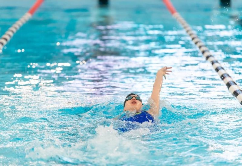 Nageur dans une piscine olympique intérieure