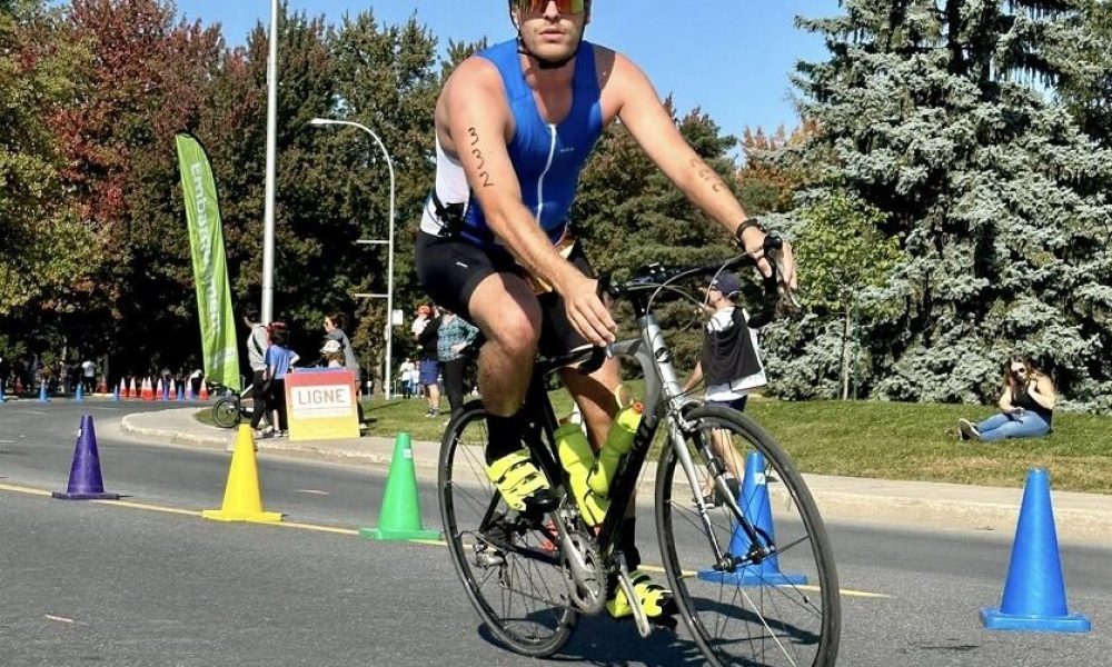 Cycliste en mouvement dans la rue