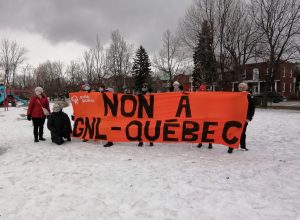Un déploiement de bannières de Québec solidaire a eu lieu au parc Lemoyne, à Longueuil. Photo: François Bertrand-Potvin