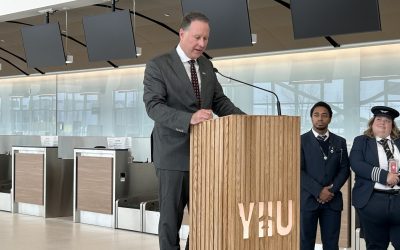 Le président et chef de direction de l’Aéroport métropolitain de Montréal, Yanic Roy. Photo : FM 103,3 FM - Valérie Gagnon