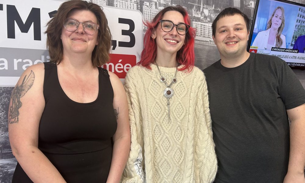 Une jeune du Mouvement Jeunes et santé mentale, Geneviève Caron, responsable à la vie associative du mouvement, Charlie St-Pierre et un jeune impliqué dans le mouvement, Nicolas Leclair. Photo : FM 103,3