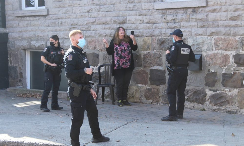 Manon Girard de Brossard manifeste devant le FM 103,3