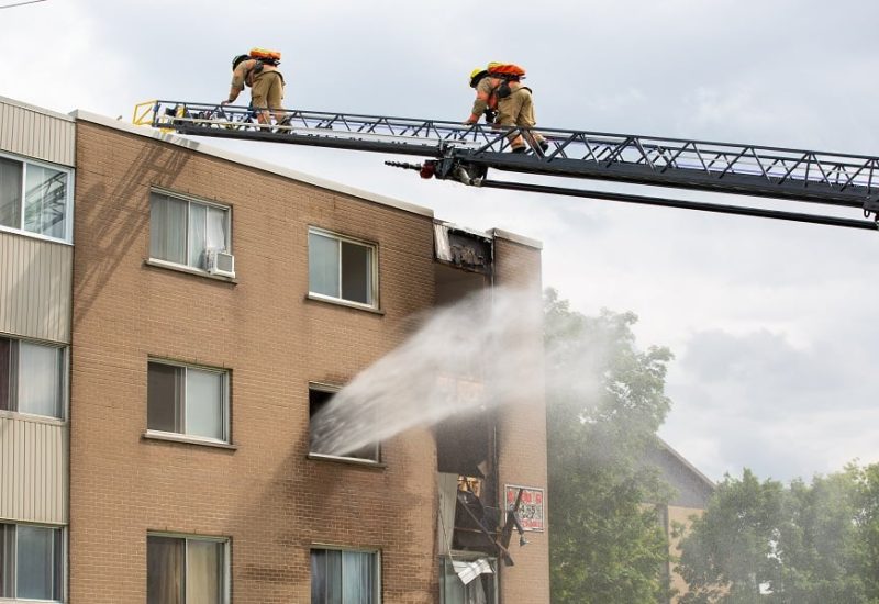 Pompiers à l'oeuvre dans un immeuble
