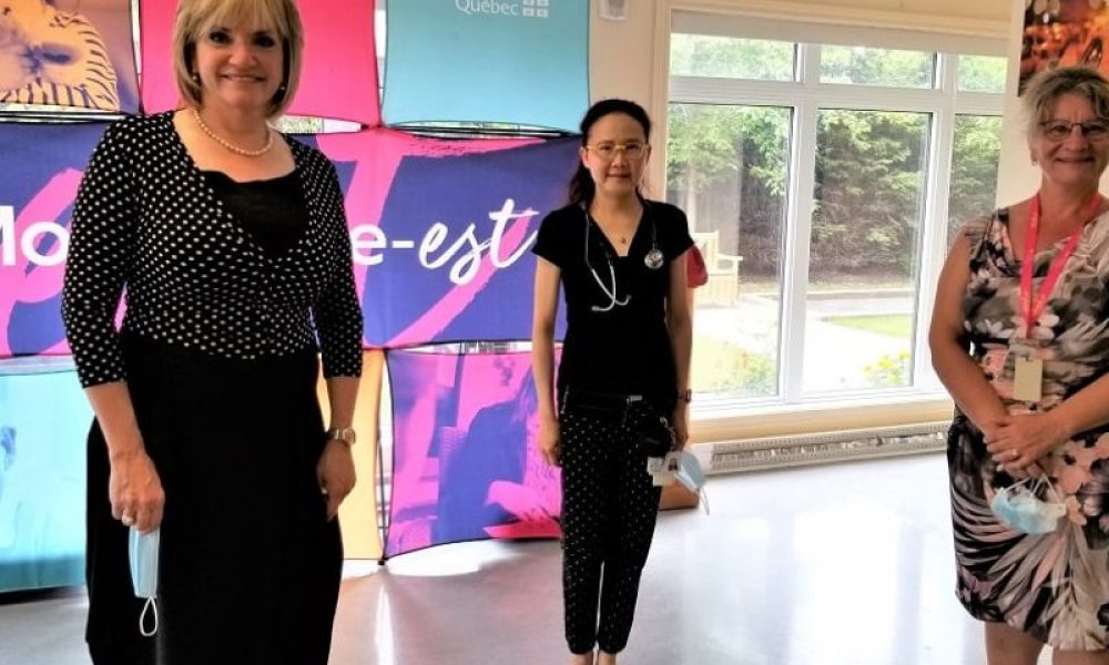 La pdg sortante du CISSS M-E Louise Potvin (à gauche), lors de l’inauguration du pôle gériatrique en juin dernier. Photo : Archives