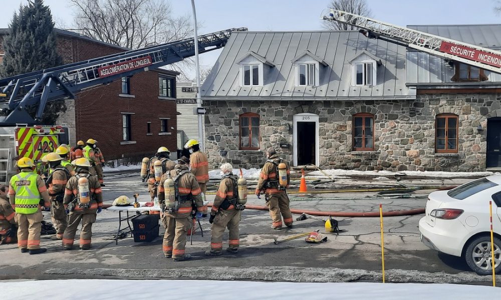 L'incendie s'est déclaré un peu avant midi au 205, rue Saint-Charles Est. Photo: Sylvain Ryan