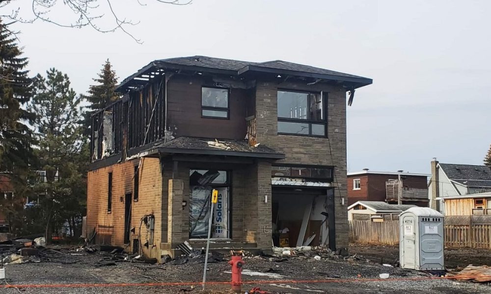 Une des maisons incendiées sur le boulevard Quinn. Photo: Danny Fortin Dernière Heure Flash News.