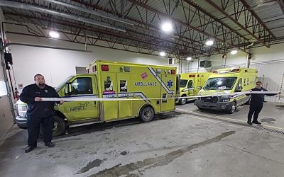 Les deux paramédics ont aidé à sauver la vie de la victime de 65 ans. Photo: Ambulances Demers