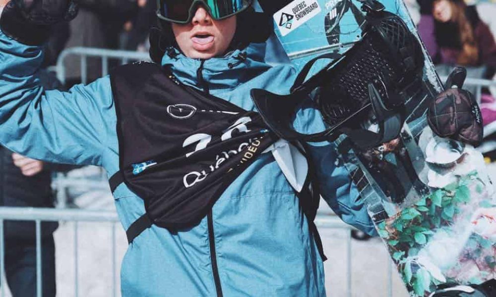 Jacob Legault reçoit une bourse.