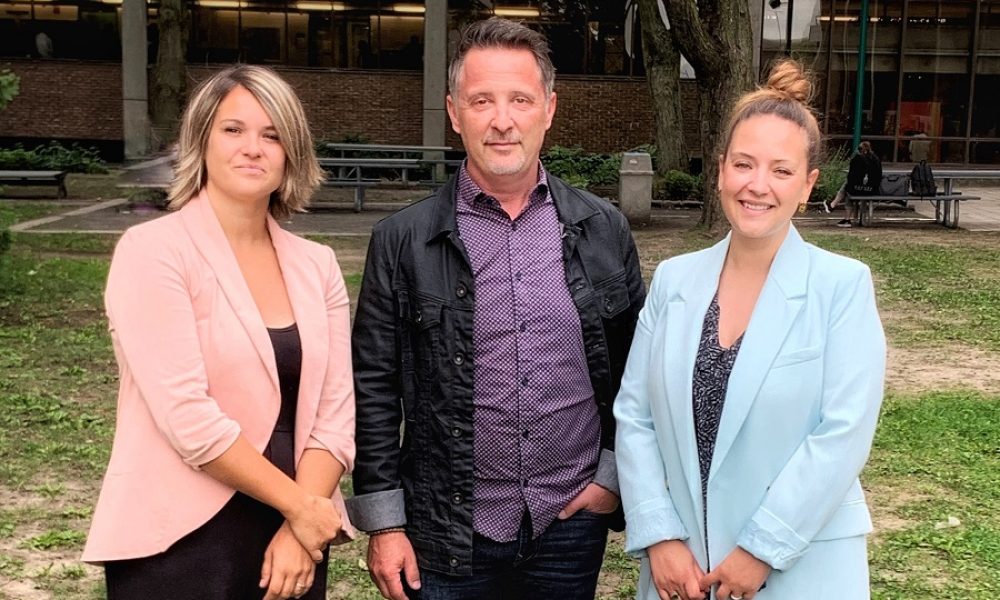 De gauche à droite : Viviane Martel, conseillère à la vie étudiante au Cégep, Frédéric Imbeault, cofondateur et président de la Fondation Jeune Oasis et Geneviève Déry, directrice générale de la Fondation du cégep Édouard-Montpetit et de l'École nationale d'aérotechnique. Photo : Courtoisie