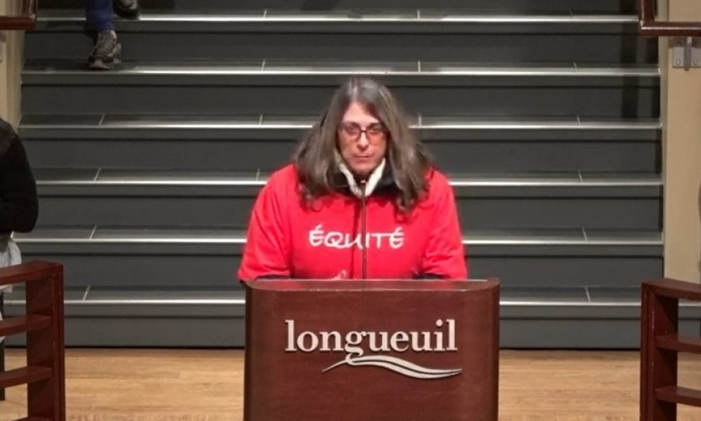 La présidente des SREM SCFP 306 des cols blancs de Longueuil Karine Laprise, demande aux élus de la Ville s’ils ont l’intention de donner un mandat clair au comité de négociation patronal de négocier la convention collective.
