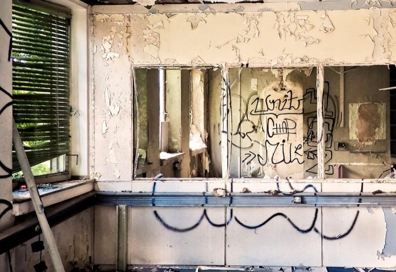 Une maison abandonnée a été victime de vandalisme dans l’arrondissement de Saint-Hubert. Photo : Pixabay