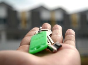 Crise du logement: le PQ veut donner aux municipalités un droit de préemption