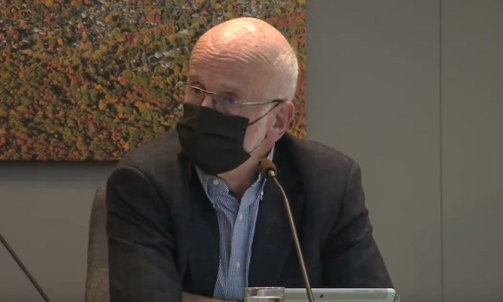 Louis Mercier siègera sur le comité des finances, du budget et de l’administration de l’agglomération de Longueuil. Photo: Capture d'écran du conseil de ville de Saint-Bruno-de-Montarville