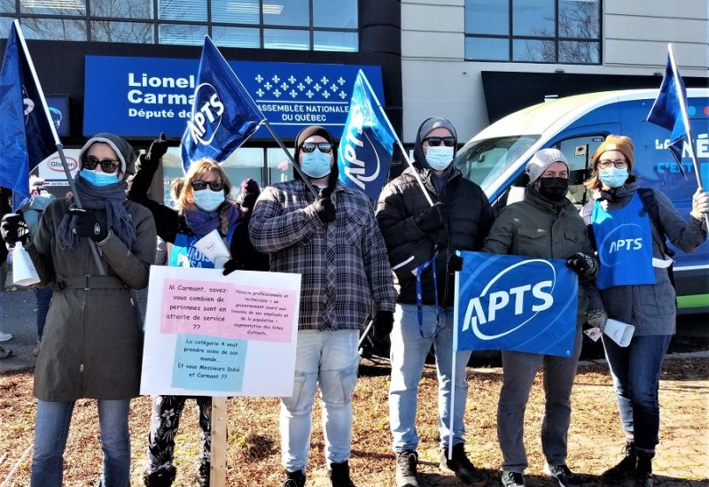 Des délégués de l’APTS Montérégie-Est ont manifesté lundi, devant le bureau du ministre délégué à la Santé et aux services sociaux Lionel Carmant.