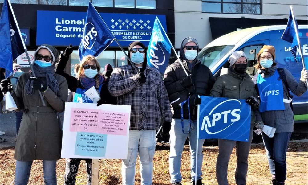 Des délégués de l’APTS Montérégie-Est ont manifesté lundi, devant le bureau du ministre délégué à la Santé et aux services sociaux Lionel Carmant.