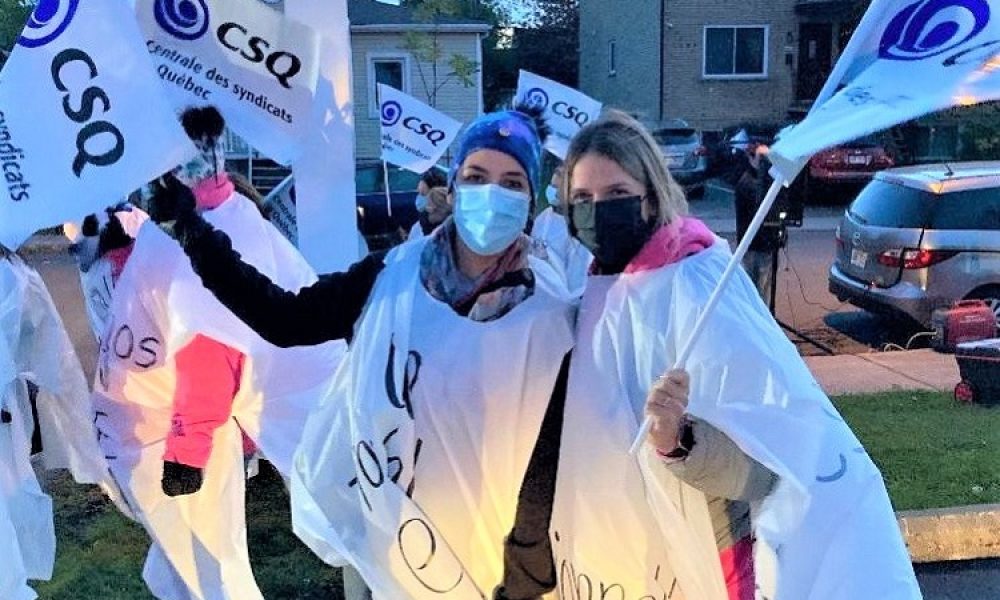 Des manifestantes devant le CPE Les Joyeux Calinours à Saint-Hubert