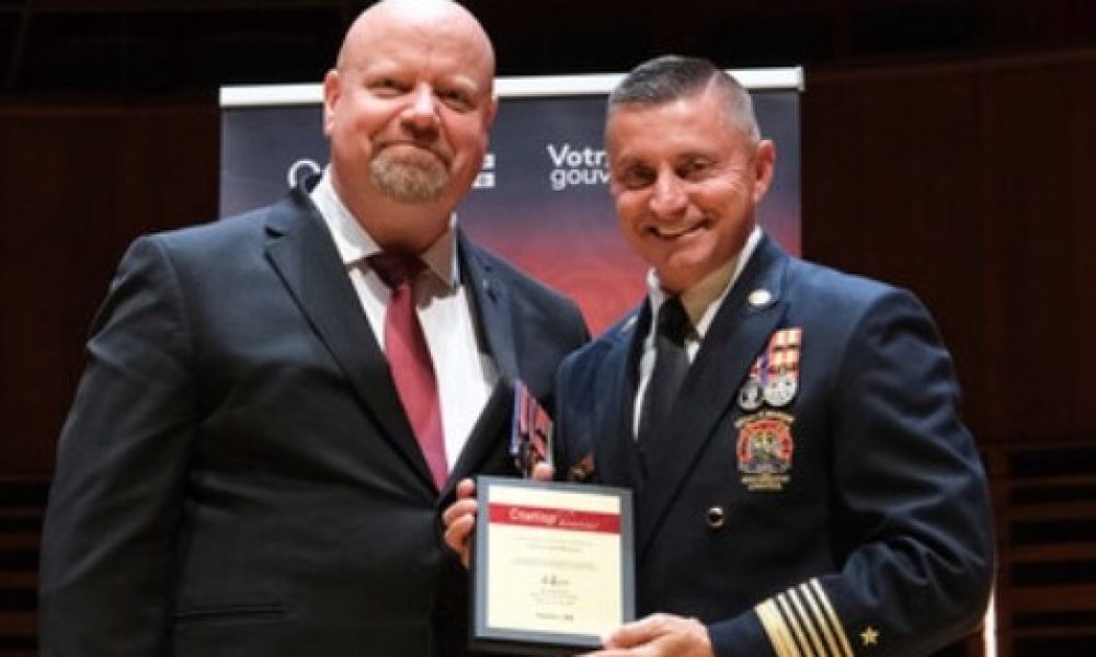 Le directeur du SSIAL, Jean Melançon, reçoit la citation d’honneur du MSP