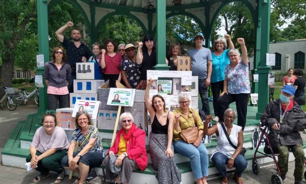 Des manifestantes demandent des logements abordables à Longueuil