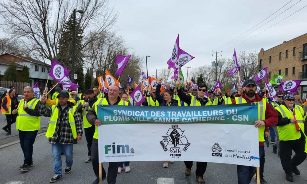 Des centaines de personnes manifestent dans les rues de Sainte-Catherine 
