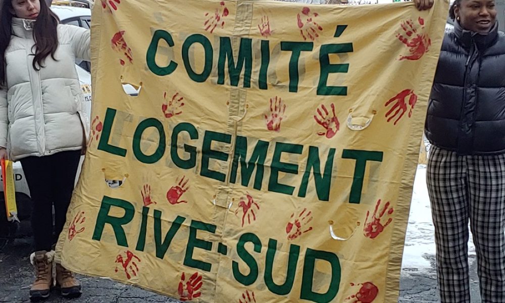 LÉGENDE: Une quinzaine de manifestants ont fait du bruit dans le bureau du Tribunal administratif du logement. Photo: FM 103,3