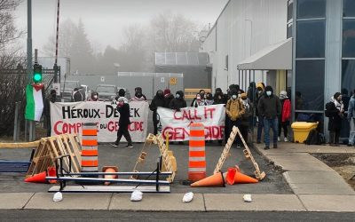 Des manifestants devant d’Héroux-Devtek à Longueuil