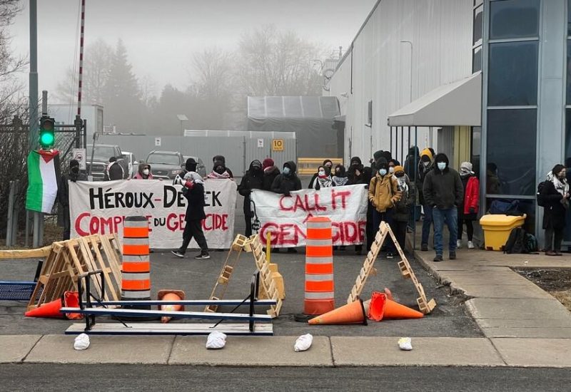 Des manifestants devant d’Héroux-Devtek à Longueuil