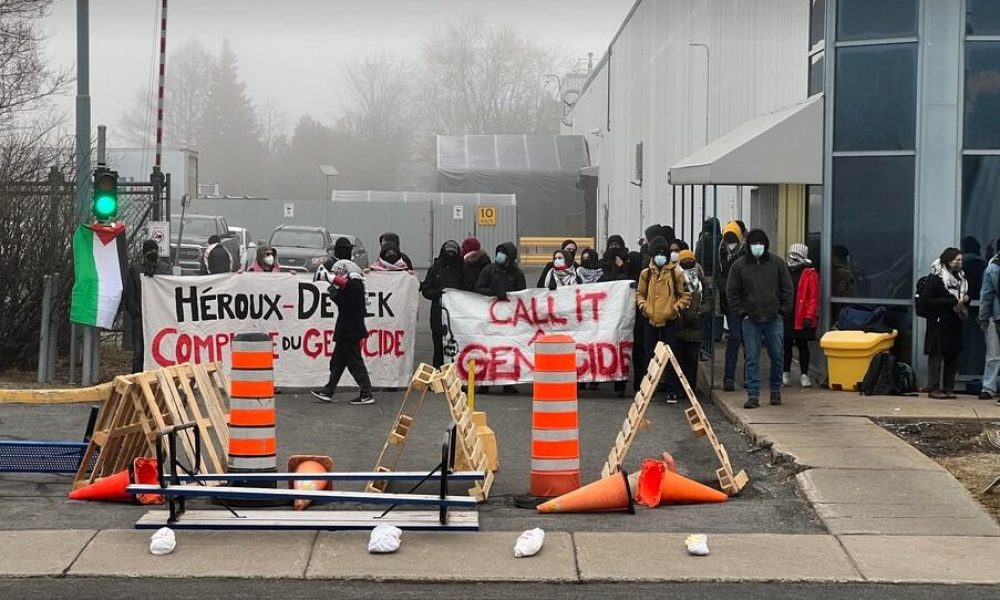 Des manifestants devant d’Héroux-Devtek à Longueuil