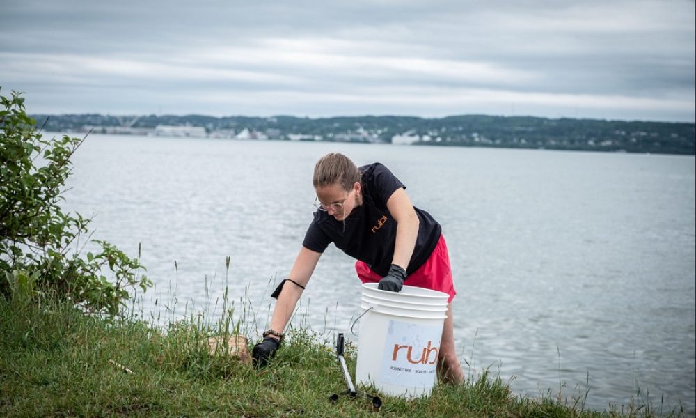 Des bénévoles de l'organisme Mission 1000 tonnes vont nettoyer des berges de la rivière Saint-Jacques. Photo: Site web de Mission 1000 tonnes