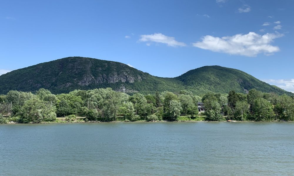 Un jeune homme dans la vingtaine a perdu la vie dimanche matin après une chute survenue dans un secteur escarpé du mont Saint-Hilaire.