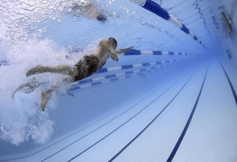 Nageur dans une piscine olympique