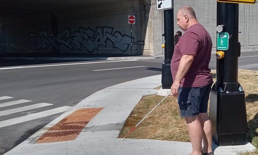 : Le citoyen Sylvain Nadeau est non-voyant et il utilise les feux sonores pour traverser le boulevard Curé-Poirier. Photo: Katina Diep