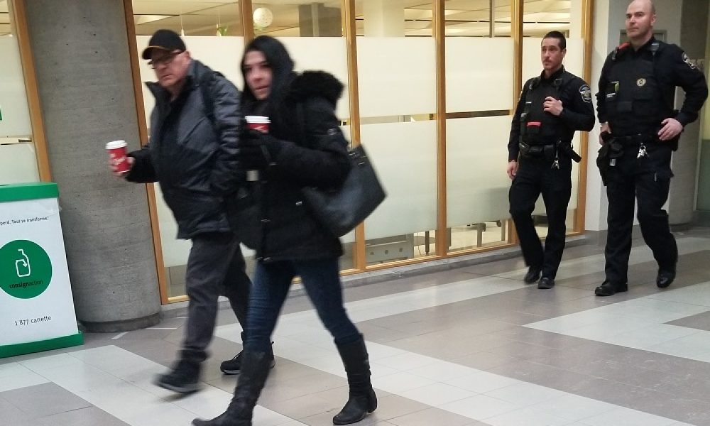 Normand Brunet accompagné d'une femme, gardiens de sécurité au palais de justice de Longueuil. (de gauche à droite) photo: Katina Diep